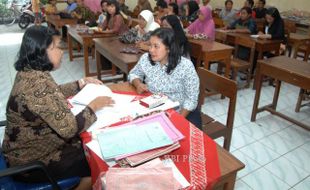 FOTO PEMBAGIAN RAPOR : Menjelaskan Penilaian