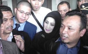 RINA IRIANI TERSANGKA : Ada 20 Pengacara Kawal Mantan Bupati Karanganyar