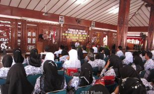 MOBILISASI PNS : Kadisdipora Karanganyar: Doa Bersama buat Bupati Rina Itu Keinginan Guru