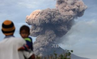 FOTO GUNUNG SINABUNG : Gunung Sinabung Kembali Meletus