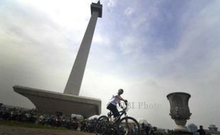 SABAR BATAL PANJAT MONAS : Gagal Panjat Monas, Sabar Tolak Diskriminasi Difabel