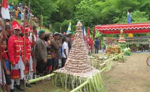 Ada Gunungan Tanah Liat dalam Kirab Saparan Kwagon