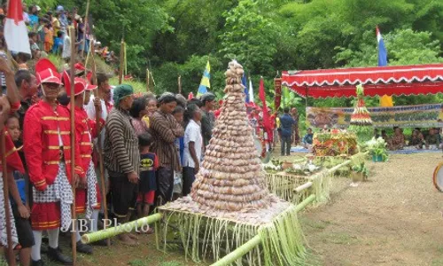 Ada Gunungan Tanah Liat dalam Kirab Saparan Kwagon