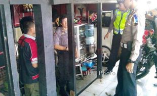 TAHUN BARU 2014 : Larang Knalpot Blombongan, Polisi Sragen Sidak ke Bengkel Modifikasi Motor