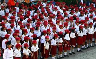 Asyiknya Siswa SD-SMP Di Pasuruan, Dapat Seragam Gratis