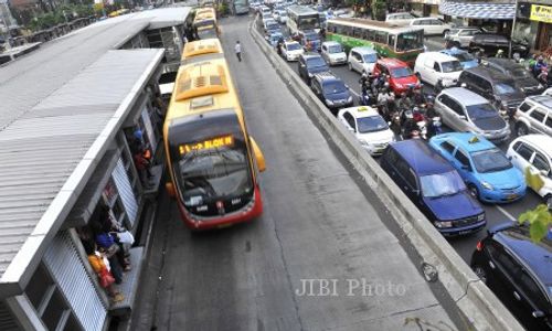 BUS TRANSJAKARTA : PT Transjakarta Cuma Diberi Rp500 M, Ahok Minta Direksi Berbenah!