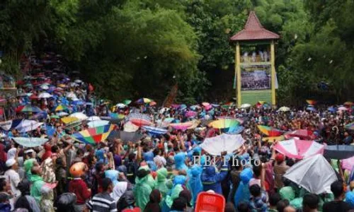 FOTO YAQOWIYU KLATEN : Ribuan Warga Berebut Apem