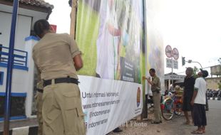  PENERTIBAN BALIHO : Puluhan Spanduk Kedaluwarsa Disikat