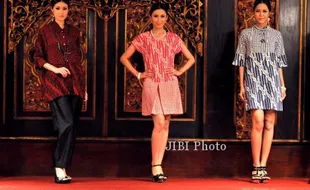 FOTO BUSANA BATIK : East Meets West