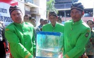 FOTO BOYONGAN PEDAGANG IKAN : Simbolis Boyongan