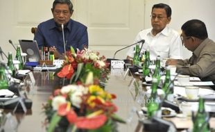 FOTO JELANG PENERAPAN BPJS : SBY Memimpin Rapat Terbatas