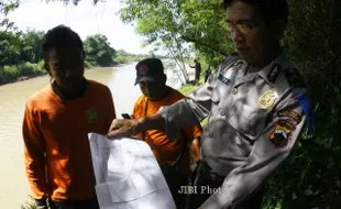 FOTO POLSEK GROGOL : Menunjukkan Identitas dan Surat Wasiat