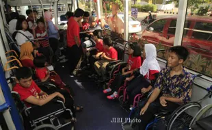 PENYANDANG DISABILITAS MENAIKI BUS BEGAWAN ABIYASA