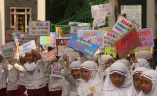  KEBIJAKAN PENDIDIKAN : Siswa SD Gelar Aksi Dukung Penghapusan UN SD 