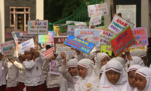  KEBIJAKAN PENDIDIKAN : Siswa SD Gelar Aksi Dukung Penghapusan UN SD 