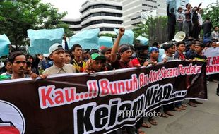 DEMO DUKUNG ATUT : Ratusan Massa Geruduk Gedung KPK