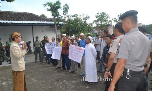 Warga Desa Gantiwarno Tuntut Kades Mundur