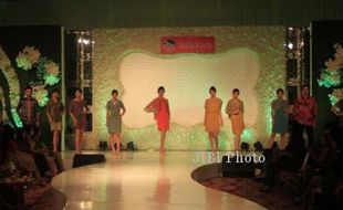 Batik Bertabur Kristal Glamor di Sunan Hotel