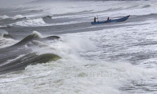 Gelombang Tinggi, Sejumlah Wisatawan Terseret Ombak di Pantai Selatan