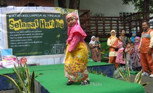 FOTO HARI IBU : Lomba Fashion Show