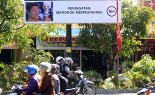 FOTO IKLAN ROKOK : Menghisap Rokok