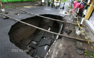 LUBANG MENGANGA DI JALAN BABARAN JOGJA