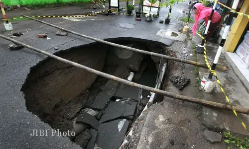 Jalan Amblas di Jogja Diduga Akibat Pergeseran Tanah saat Gempa 2006