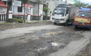 JALAN RUSAK BOYOLALI : Jalan Dibal Ngemplak Rusak Parah