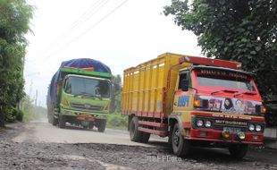 JALAN JALUR LINGKAR RUSAK PARAH