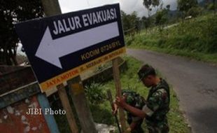 GUNUNG RAUNG BANYUWANGI : Warga Lereng Gunung Raung Tetap Nyantai, Meski Status Gunung Meningkat Siaga