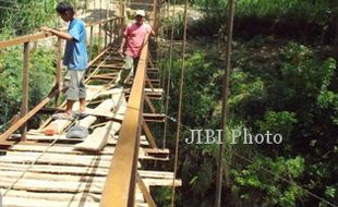 JEMBATAN RUSAK : Pembangunan Jembatan Capai 80%