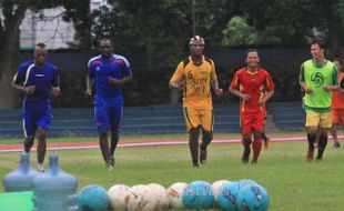 FOTO PERSIS SOLO : TIGA PEMAIN ASING ASAL KAMERUN