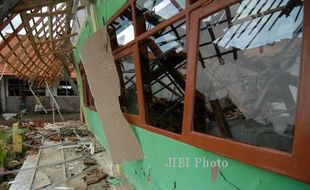 FOTO SEKOLAH RUSAK : Ruang Kelas Ambruk