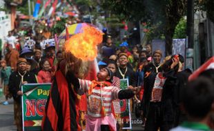 FOTO KIRAB BUDAYA : Menyemburkan Api