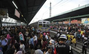 FOTO PENUMPANG KRL :  Lonjakan Penumpang KRL