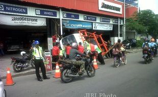 KECELAKAAN SUKOHARJO : Tali Pengikat Besi Putus, Truk Terguling