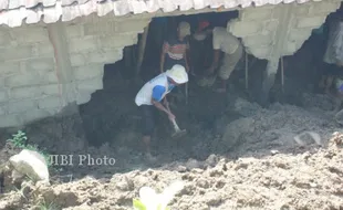 Tanah Longsor Timpa Rumah, Keluarga Sulistiyono Mengungsi