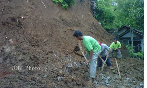 TANAH LONGSOR BOYOLALI : Jalur SSB Longsor 7 Meter