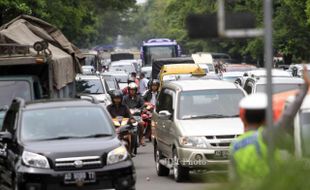 FOTO MACET : Mengantre