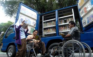 FOTO PERPUSTAKAAN KELILING : Membaca Buku