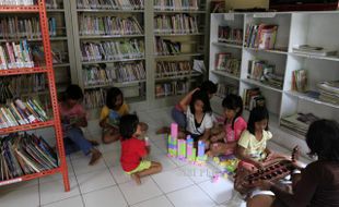 FOTO AKTIVITAS ANAK : Bermain dan Membaca Buku 