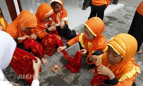 MEMBUAT BATIK DI NGASEM 