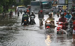 PURWOREJO BANJIR : Jalur Selatan Macet, Polisi Berlakukan Buka Tutup