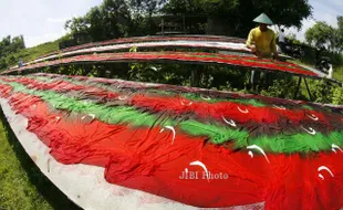 FOTO KAIN PELANGI : Mewarnai