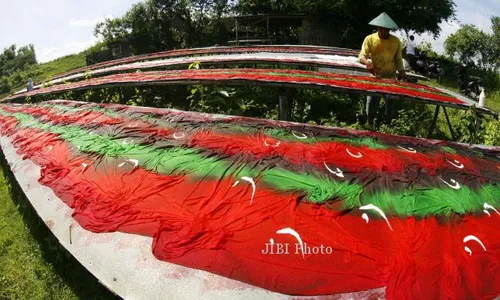 FOTO KAIN PELANGI : Mewarnai