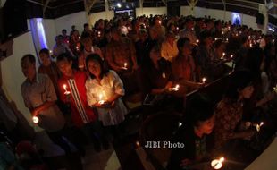 FOTO NATAL 2013 : Menyalakan Lilin