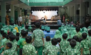 FOTO DALANG CILIK : Menonton Wayang Kulit