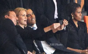 FOTO SELFIE OBAMA : Inilah Kisah di Balik Heboh Foto Selfie Obama Versi Fotografer