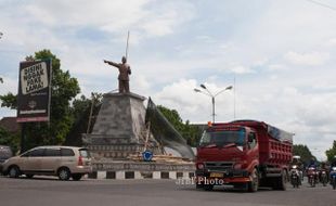 FOTO BUNDARAN TANJUNGANOM : Truk Melintas di Jalan Soekarno