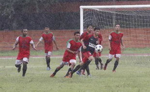 FOTO PIALA WALIKOTA : Berebut Bola